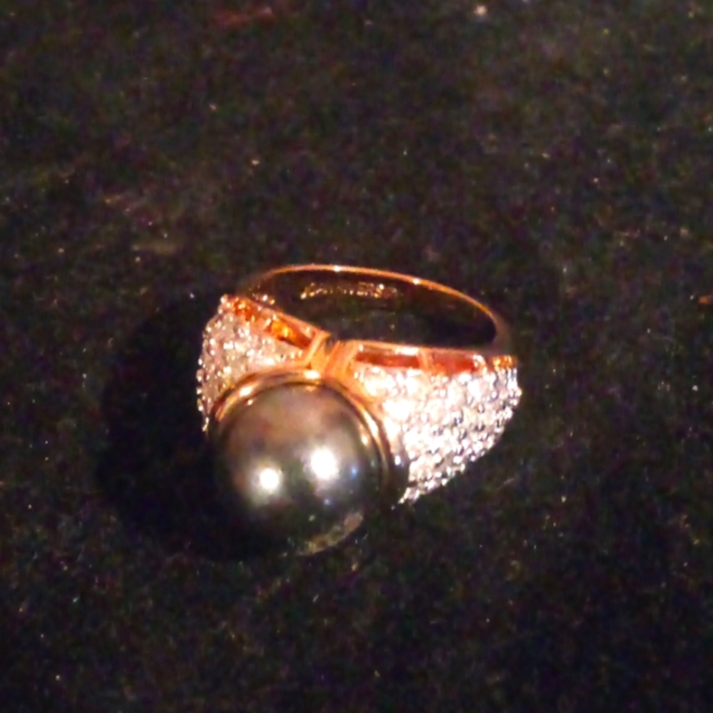 Gorgeous Joan Rivers gold ring with pave crystals and grey pearl